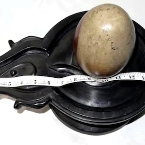 Handgemaakte Narmada Shivling met Yoni-basis | Natuurlijke Shiva Lingam Steen | Hindoe Puja, Meditatie & Spirituele Decoratie