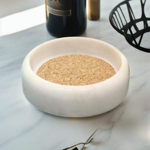 Suporte para garrafa de vinho em mármore branco com base de cortiça absorvente | Protetor de mesa