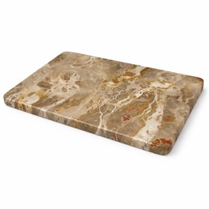 Puede incluir: Una tabla de cortar rectangular de mármol con un patrón de piedra natural en tonos marrón, beige y blanco. La tabla tiene bordes redondeados y una superficie pulida, adecuada para la cocina.