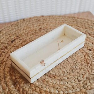 Plateau de Coiffeuse en Marbre Blanc Fait Main, Incrustation en Laiton, Organiseur de Luxe Moderne (24x10 cm)