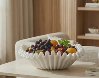 Handgefertigte weiße Marmor-Schale mit gewellten Rändern – Obst-Tablett als Tischdeko, Stein-Ablageschale
