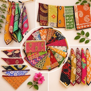 Könnte beinhalten: Eine Sammlung farbenfroher, gemusterter Stoffartikel, darunter Bandanas und kleine dekorative Tücher. Die Textilien weisen eine Vielzahl von Designs auf, darunter Blumen-, geometrische und Paisley-Muster. Die Farbpalette umfasst Gelb-, Rosa-, Grün- und Orangetöne.