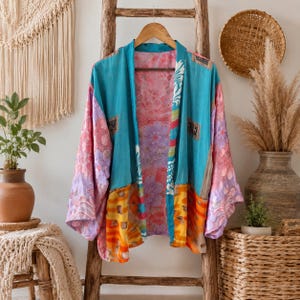 Kimono de seda vintage para mujer, kimono floral colorido, chaqueta de patchwork hecha a mano, gabardina de estilo vintage, ropa para festivales, ropa bohemia.