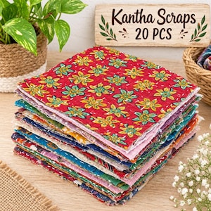 Op de afbeelding: Een stapel van twintig vierkante stukjes stof met Kantha-stiksel. Het bovenste stuk is rood met een geel en groen bloemenpatroon. De lagen eronder tonen verschillende kleuren en prints, waaronder blauw, roze en oranje, allemaal met zichtbare witte rijgsteekdetails over de gehele textieloppervlakken.