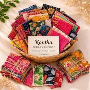 Könnte beinhalten: Ein geflochtener Korb gefüllt mit einer Vielzahl bunter, gemusterter Baumwollstoffreste mit Kantha-Nähten. Eine rechteckige Karte in der Mitte trägt die Aufschrift Kantha SCRAPS BUNDLE Handmade • Vintage • Cotton. Zwei Stoffstapel sind mit Bindfaden verschnürt.