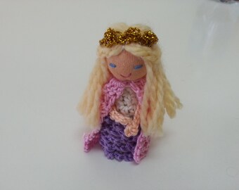 Crowned Princess Finger Puppet - Crochet