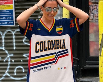 Camiseta de fútbol colombiana personalizada para aficionados, con nombre y número, estilo retro, ideal para el día del partido.