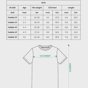 K&ouml;nnte beinhalten: Wei&szlig;es Fu&szlig;balltrikot f&uuml;r Kleinkinder mit Gr&ouml;&szlig;entabelle. Die Tabelle zeigt Brustma&szlig;e von 27,9 cm bis 35,6 cm und L&auml;ngen von 35,6 cm bis 43,2 cm. Das Shirt hat einen Rundhalsausschnitt und kurze &Auml;rmel. Der Text auf dem Bild lautet "ALL-OVER PRINT KID SOCCER JERSEY SHIRT."
