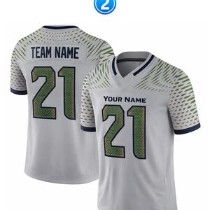Peut inclure: Maillot de football blanc avec des accents verts et dorés. Le maillot porte le numéro 21 dans un motif vert texturé à l'avant et à l'arrière. Les manches ont un design vert unique. Le dos du maillot affiche "TEAM NAME". L'avant affiche "YOUR NAME".