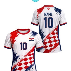 K&ouml;nnte beinhalten: Wei&szlig;es Fu&szlig;balltrikot mit rotem und blauem Pinselstrich-Design. Es zeigt die Nummer 10 in Marineblau, eine kroatische Flagge und ein rot-wei&szlig;es Schachbrettmuster. Auf der R&uuml;ckseite des Trikots sind ebenfalls die Nummer 10 und Platz f&uuml;r einen Namen abgebildet.