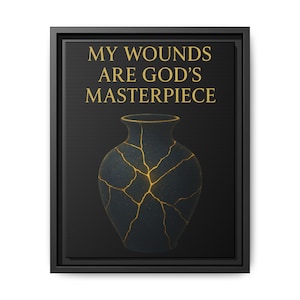 Puede incluir: Arte en lienzo enmarcado en negro con un jarrón azul oscuro con grietas doradas y el texto "MY WOUNDS ARE GOD'S MASTERPIECE" en letras doradas. El jarrón tiene una forma clásica y está centrado sobre un fondo negro.