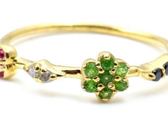 Bague florale avec plusieurs pierres précieuses : tsavorite, rubis, diamant, topaze noire