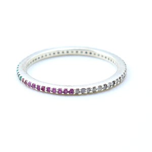 Ruby Emerald Black Topaz Half Eternity Bandring: sterlingzilveren regenboogring