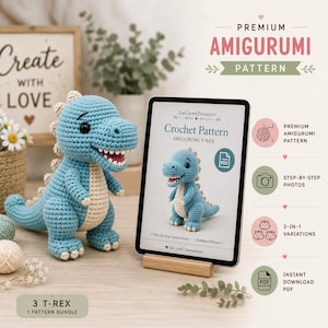 Op de afbeelding: Een blauw en crème gehaakt T-Rex amigurumi speelgoed naast een tablet met een digitaal haakpatroon getiteld ZoeCarterTreasures Crochet Pattern Amigurumi T-Rex met stapsgewijze instructies en gedetailleerde foto's.