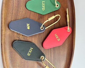 Llaveros de cuero con diamantes en relieve (iniciales pequeñas): llavero personalizado para bodas, lunas de miel, novios y novias.