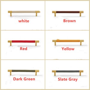 Puede incluir: Una colecci&oacute;n de tiradores de armario en varios colores, incluyendo blanco, marr&oacute;n, rojo, amarillo, verde oscuro y gris pizarra. Cada tirador presenta un mango cil&iacute;ndrico envuelto en un material texturizado y herrajes dorados. Los nombres de los colores se muestran debajo.