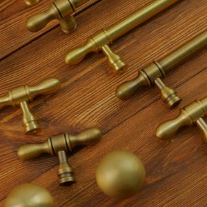 Massive geriffelte antike Messingschrankgriffe Griffe, rustikale geriffelte Messingschrankgriffe, antike Messingknäufe, Rändelgriff, Messingschubladengriff