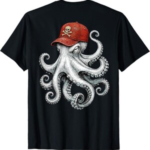 以下が含まれることがあります： 赤い野球帽をかぶったタコの詳細なイラストが描かれた黒いTシャツ。タコは白い色で、複雑なディテールが施されており、帽子は海賊をテーマにしたタッチを加えています。スカルと交差した骨のエンブレムが付いています。