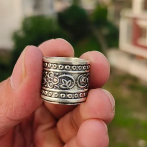 Boho oxidierter Silber breiter Bandring - Vintage Blumen Tribal Statement Ring - einstellbarer ethnischer Schmuck
