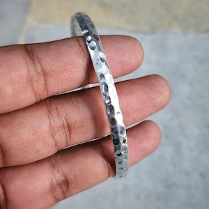 Dicker gehämmerter Sterlingsilber-Armreif - Handgefertigtes 925er Silber-Manschettenarmband | Bold Statement Schmuck für Sie