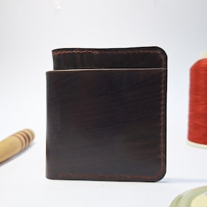 Cartera plegable de cuero de grano completo hecha a mano de LeatherCom para hombre