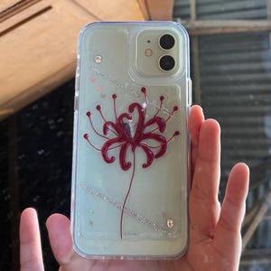Uniek telefoonhoesje rode spin-lelie hars - Higanbana-hoesje – iPhone-hoesje op maat gemaakt esthetische – handgemaakte doorzichtige telefoonhoes