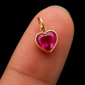 Ciondolo a forma di cuore in oro massiccio 18 carati con rubino, ciondolo a forma di cuore con rubino, ciondolo a cuore delicato, regalo con pietra portafortuna di luglio, gioiello raffinato minimalista