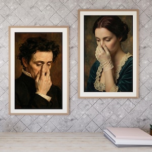 Op de afbeelding: Twee ingelijste portretdrukken. Eén toont een man in een zwarte jas, die zijn gezicht aanraakt. De andere toont een vrouw in een tealkleurige jurk, die ook haar gezicht aanraakt. Beide portretten hebben een vintage esthetiek.