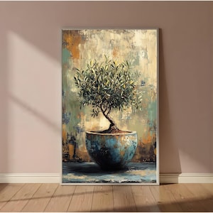 Op de afbeelding: Een ingelijste wandkunstprint met een olieverfschilderij van een kleine olijfboom in een verweerde blauwe keramische pot. De achtergrond toont een gestructureerde, abstracte mix van gedempte groen-, bruin- en crèmetinten met zichtbare penseelstreken.