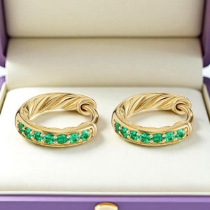 Gedrehte Gold Huggee Ohrringe mit Smaragd Steinen, Minimalistische Gold Creolen, Zierliche Gold Hoop Ohrringe, Klassischer Schmuck für jeden Tag, Geschenk Ohrring