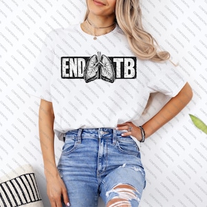 Può includere: T-shirt bianca con la scritta "END TB" in un rettangolo nero, con un'illustrazione dettagliata dei polmoni. La maglietta è abbinata a jeans blu. Il tema generale è la consapevolezza della salute.