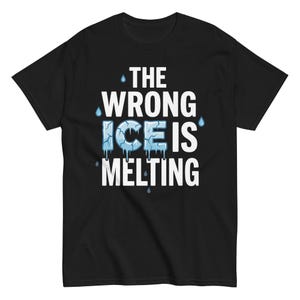 Puede incluir: Camiseta negra con el texto blanco y azul "THE WRONG ICE IS MELTING". La palabra "ICE" está diseñada para parecer hielo derritiéndose. La camiseta tiene cuello redondo y mangas cortas.