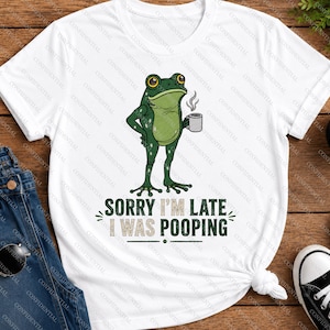 Förlåt att jag är sen, jag bajsade PNG, bajsdesign, rolig grodmeme, sarkastisk humorgåva, humoristisk bajsning, rolig pappas ordspråksgrafik
