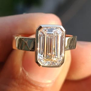 Emerald Cut bezel ring in 14k goud, moderne solitaire verlovingsring, Lab Diamond Emerald Cut ring, strakke brede band statement ring