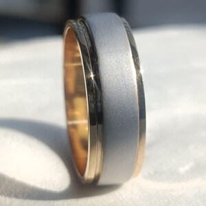 Anillo de boda bicolor para hombre, anillo giratorio de plata mate y oro de 6 mm y 8 mm, anillo bicolor de oro para él, anillo de aniversario con borde escalonado y centro cepillado