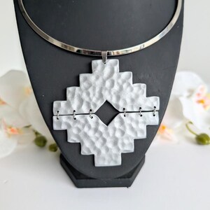 Tribal Torque Necklace 'Aya' – Hammered Silver Aztec Cross – Polymer Clay & Stainless Steel – 14 cm diameter
