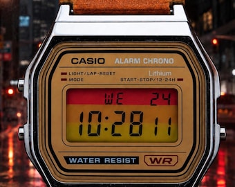 Ricciardo – Modifizierte Casio A158 Uhr, gestreifter bernsteinfarbener LCD-Filter, echtes hellbraunes Rallye-Lederarmband