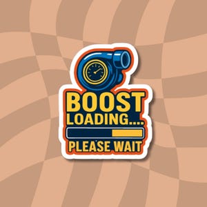 Peut inclure: Autocollant avec un turbocompresseur bleu et jaune et le texte "BOOST LOADING.... PLEASE WAIT". L'autocollant a une bordure blanche et est placé sur un fond à carreaux.