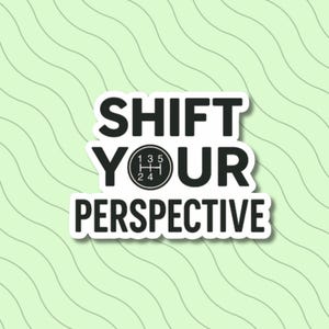 Pode incluir: Um autocolante branco com a frase "SHIFT YOUR PERSPECTIVE" em letras pretas a negrito. A palavra "YOUR" incorpora um gráfico de mudança de marcha. O fundo é verde claro com linhas onduladas.