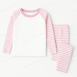 Può includere: Un completo pigiama a righe bianche e rosa. La maglia a maniche lunghe ha maniche a righe rosa e uno scollo rosa. I pantaloni abbinati sono anch'essi a righe rosa e bianche. Il set è realizzato in materiale morbido.