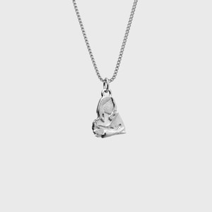 Peut inclure: Un collier argent&eacute; avec un pendentif textur&eacute; de forme abstraite. Le pendentif est suspendu &agrave; une cha&icirc;ne fine. Le collier est pr&eacute;sent&eacute; sur un fond blanc uni.
