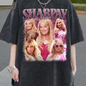 Könnte beinhalten: Dunkelgraues T-Shirt mit einer Grafik der Figur Sharpay Evans aus High School Musical. Die Grafik enthält mehrere Bilder der Figur und den Text "SHARPAY Evans" in Pink und Lila.