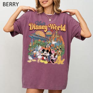 Camiseta retrô do Walt Disney World com Mickey e seus amigos, camiseta para férias em família na Disney, camiseta da Disneylândia, Magic Kingdom, camiseta para viagem à Disney imagem 3