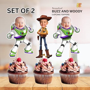 Può includere: Topper per cupcake con un bambino nei panni di Buzz Lightyear e personaggi di Woody, con cupcake al cioccolato guarniti con frutti di bosco e salsa al cioccolato. Il testo recita "SET OF 2" e "BUZZ AND WOODY CUPCAKE TOPPERS".