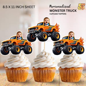 以下が含まれることがあります： パーソナライズされたモンスタートラックのカップケーキトッパー。トッパーは、運転席に子供が乗ったオレンジ色のモンスタートラックが特徴です。画像には、白いフロスティングのカップケーキも含まれています。シートサイズは21.6 x 27.9 cmです。