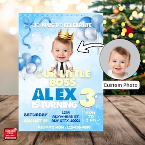 Op de afbeelding: Een blauw-witte verjaardagsuitnodiging met een baby die een gouden kroon draagt en de tekst "Our Little Boss Alex is Turning 3." Bevat evenementdetails en een aangepaste foto-optie. Ballonnen en bellen versieren het ontwerp.
