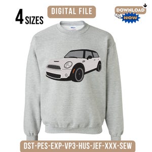 Könnte beinhalten: Ein hellgraues Sweatshirt mit einem gestickten weißen Auto mit schwarzen Akzenten. Der Text "4 SIZES" befindet sich über dem Auto, und "DIGITAL FILE" steht über dem Sweatshirt. Die Worte "DOWNLOAD NOW" sind ebenfalls sichtbar. Auf der Unterseite des Sweatshirts steht "DST-PES-EXP-VP3-HUS-JEF-XXX-SEW".