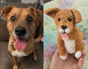 Puede incluir: Comparación lado a lado de un perro real y un perro de ganchillo. El perro real es marrón con una lengua rosa, sentado en un sofá. El perro de ganchillo es marrón y blanco con una lengua rosa, sostenido en una mano.