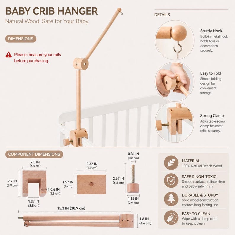 Op de afbeelding: Een babybedhanger van natuurlijk beukenhout met een verstelbare schroefklem, een inklapbaar armontwerp en een metalen haak. Het product bevat gedetailleerde afmetingen van de onderdelen in inches en centimeters voor een stevige constructie.