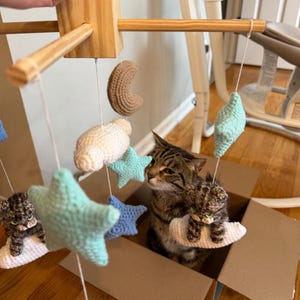 Babymobiel met gehaakte hond en kat, op maat gemaakte gehaakte hond en kat, babymobiel voor de babykamer, babywiegmobiel, cadeau voor babyverzorger, cadeau voor de eerste maand afbeelding 15